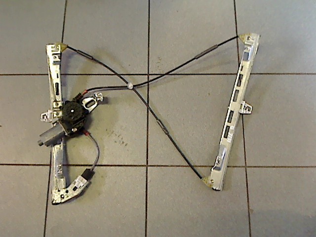 FENSTERHEBER ELEKTRISCH MIT MOTOR RECHTS VORNE