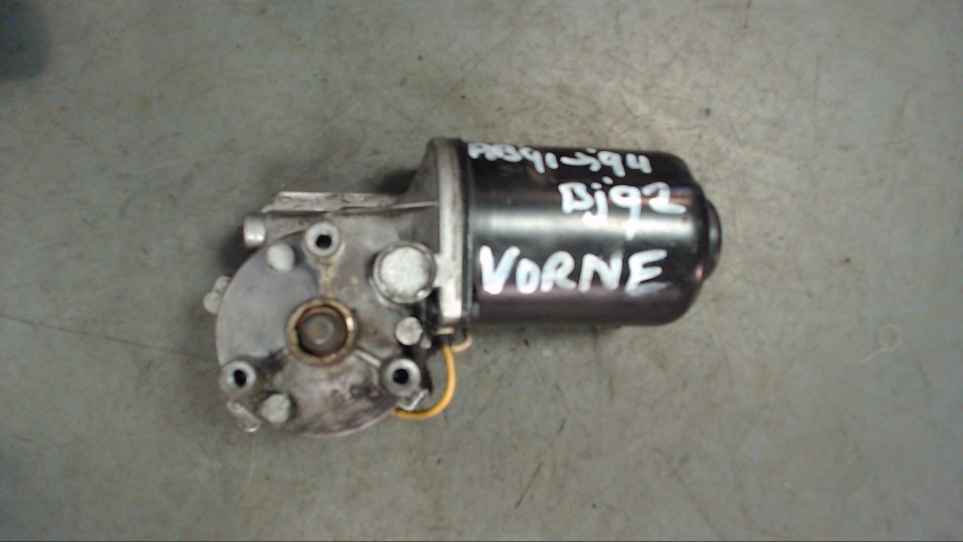 SCHEIBENWISCHERMOTOR VORNE