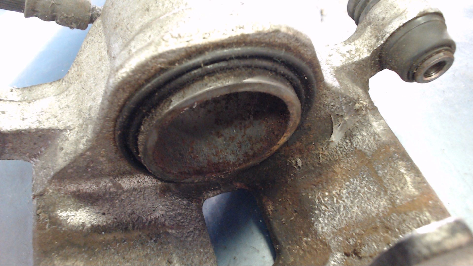 BREMSSATTEL LINKS VORNE