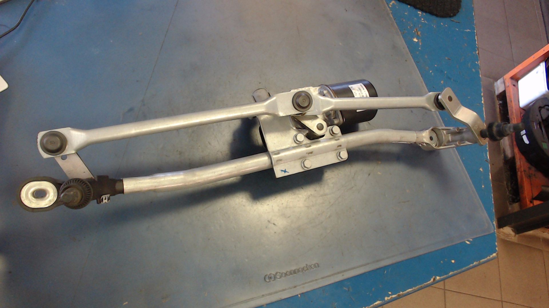SCHEIBENWISCHERMOTOR MIT GESTANGE