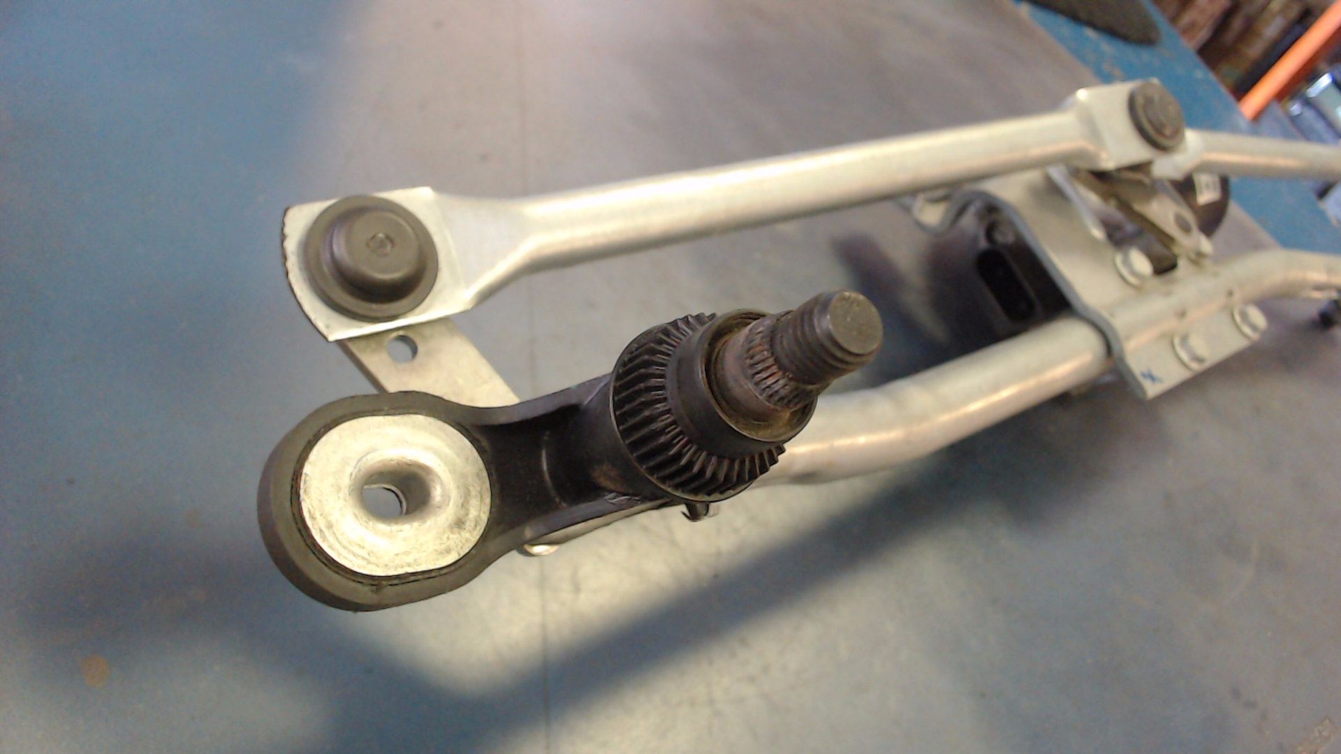 SCHEIBENWISCHERMOTOR MIT GESTANGE