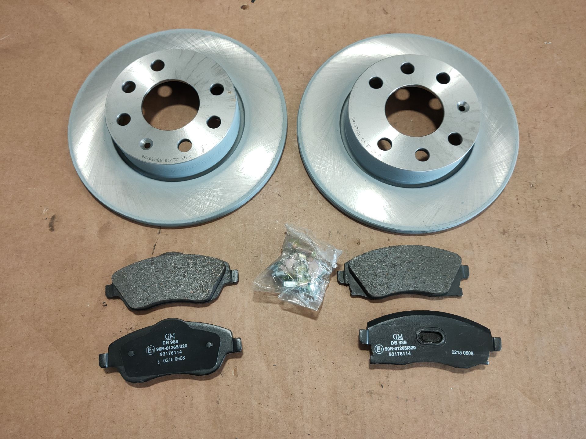 BREMSSCHEIBENSATZ MIT BELÄGE VORNE