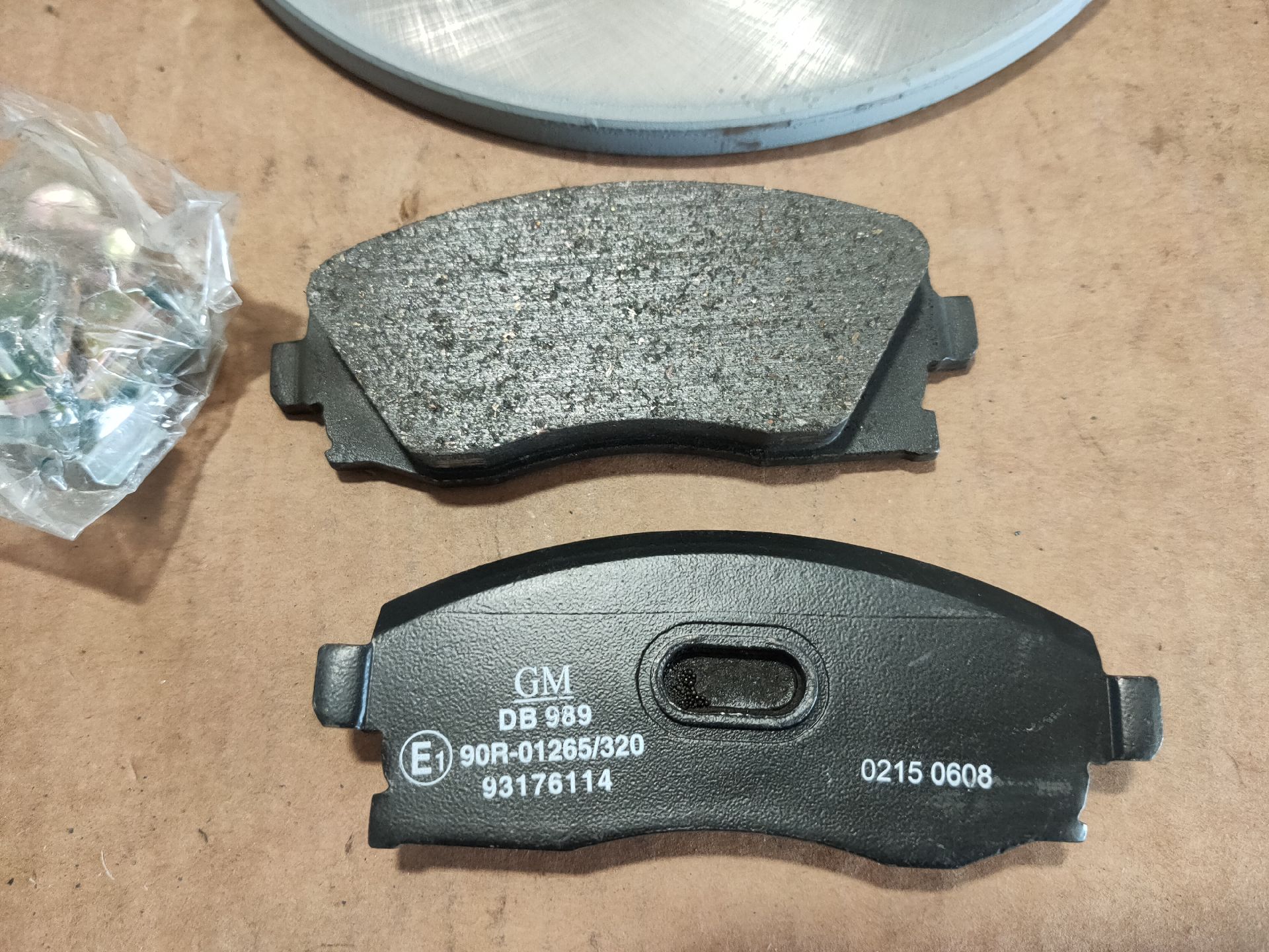 BREMSSCHEIBENSATZ MIT BELÄGE VORNE