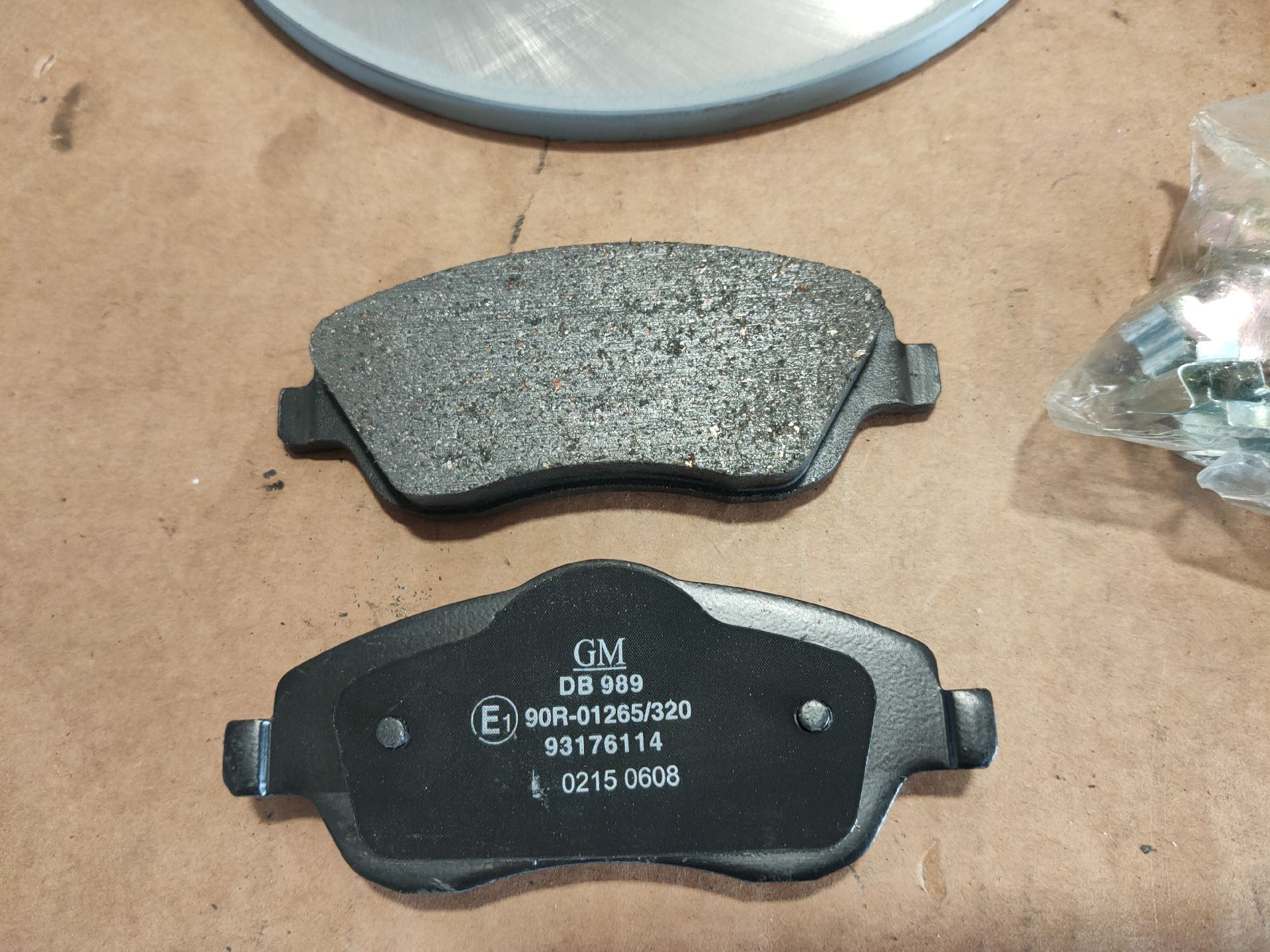 BREMSSCHEIBENSATZ MIT BELÄGE VORNE