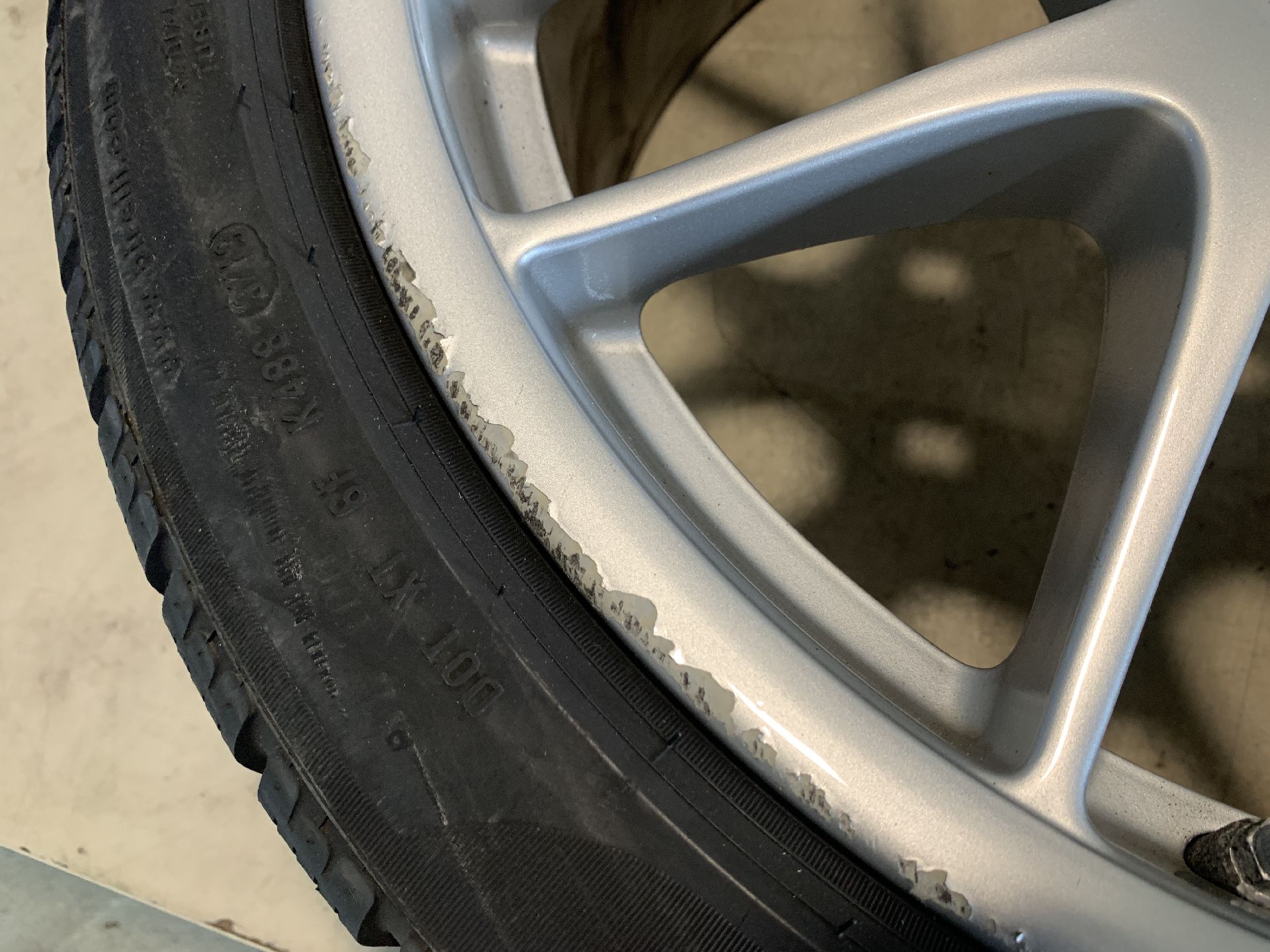 Alufelge mit Winterreifen