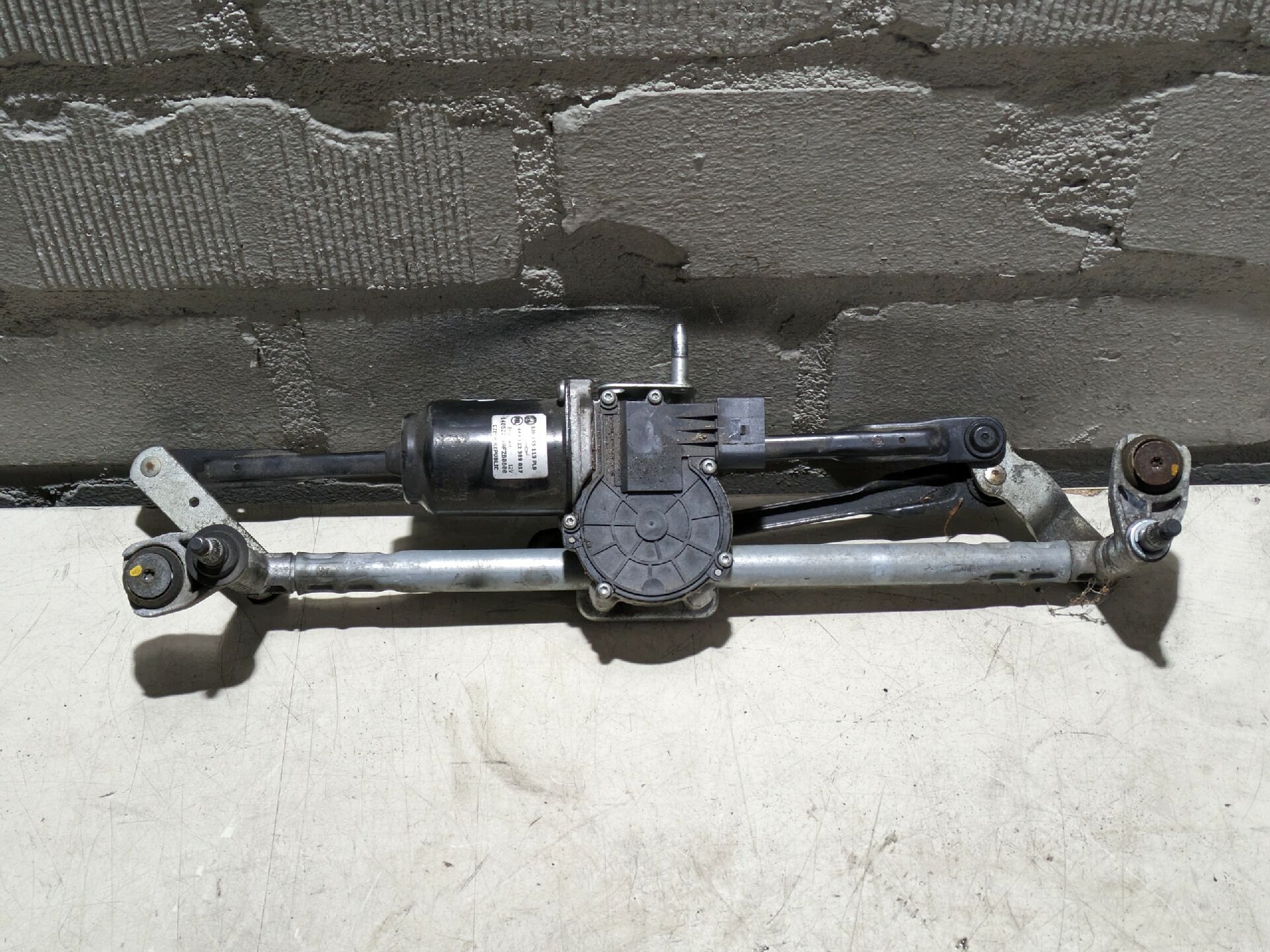 Scheibenwischermotor Vorne mit Gestänge