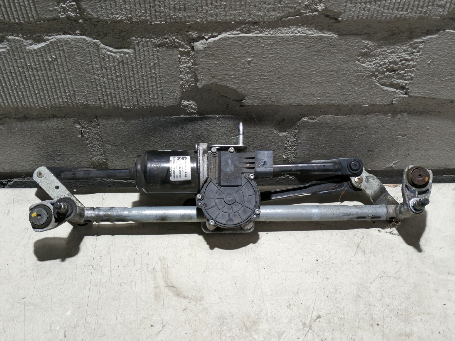 Scheibenwischermotor Vorne mit Gestänge