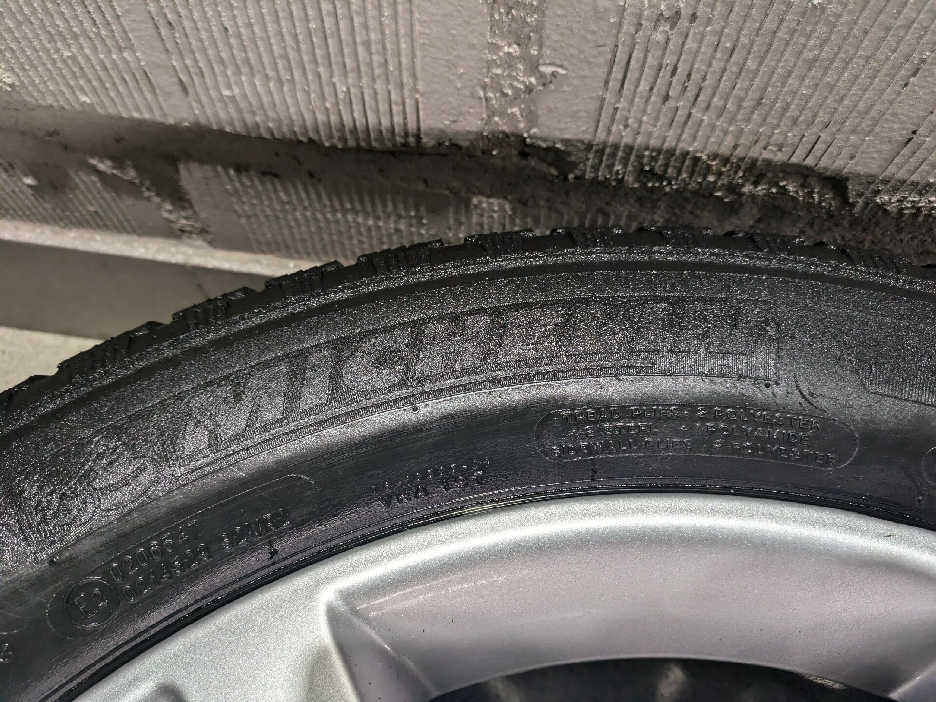 Satz Alufelgen mit Winterreifen