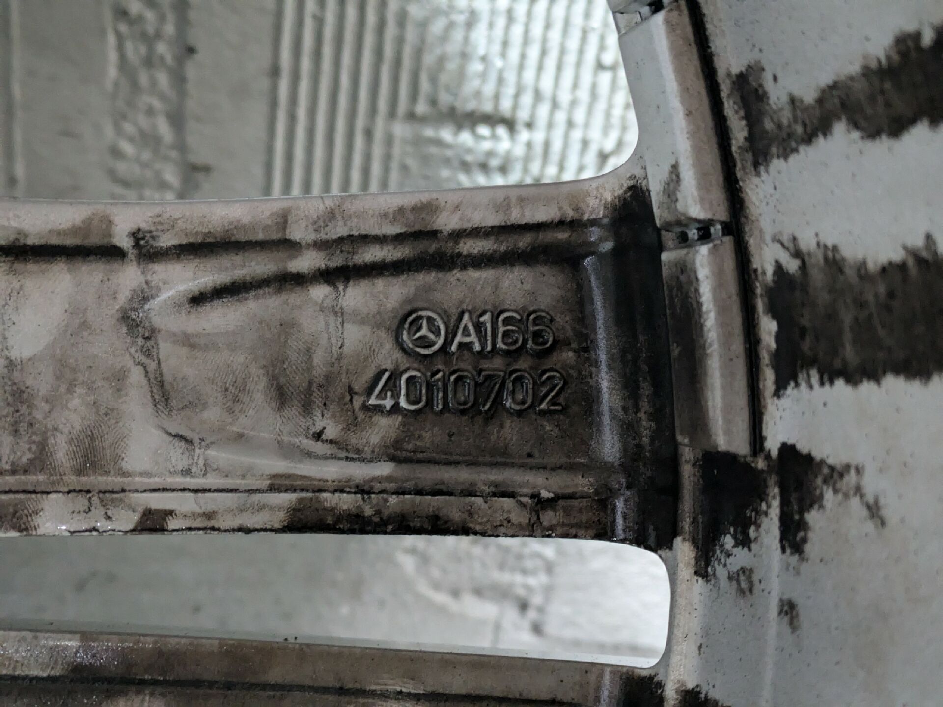 Satz Alufelgen mit Winterreifen