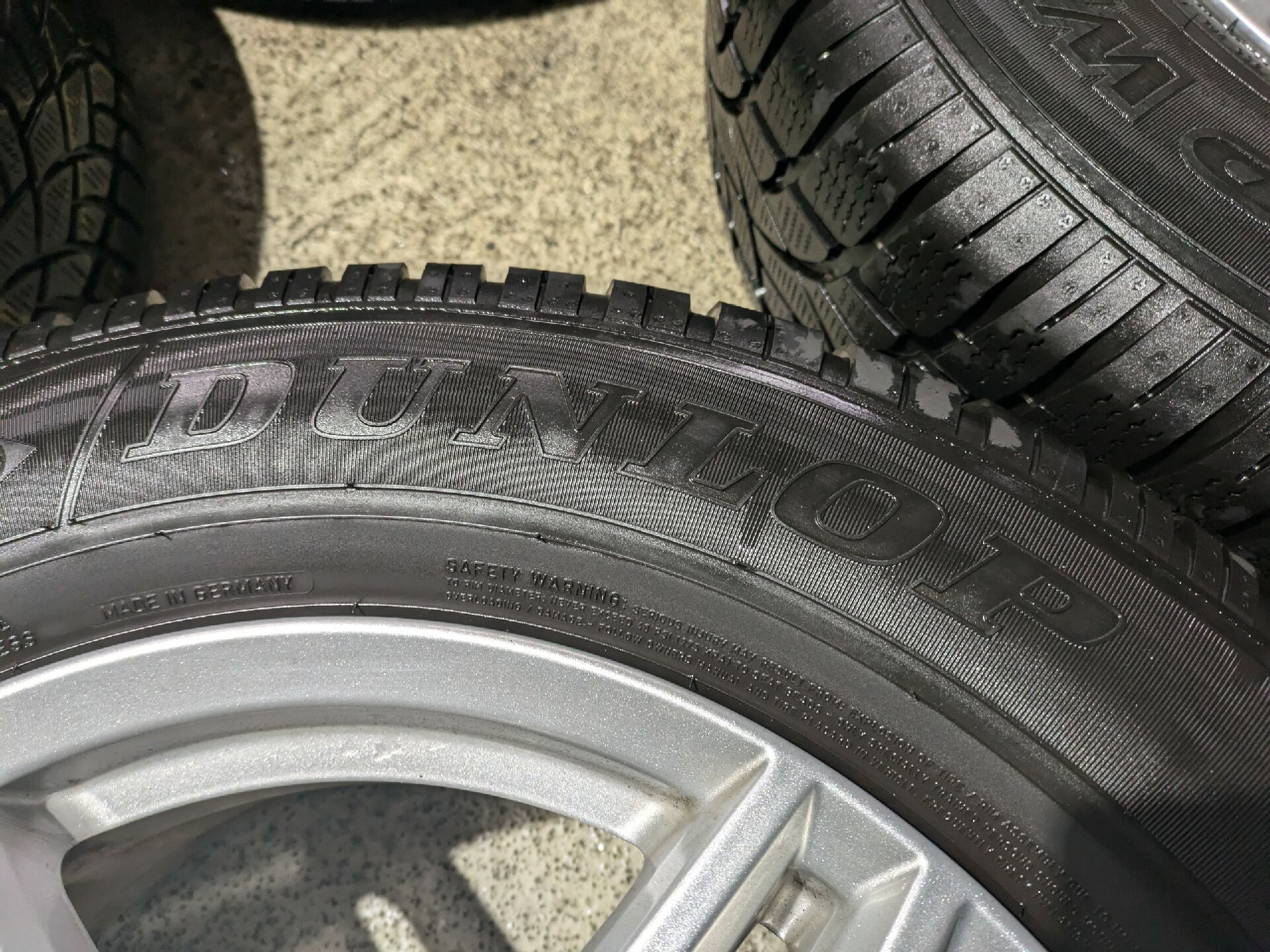 Satz Alufelgen mit Winterreifen