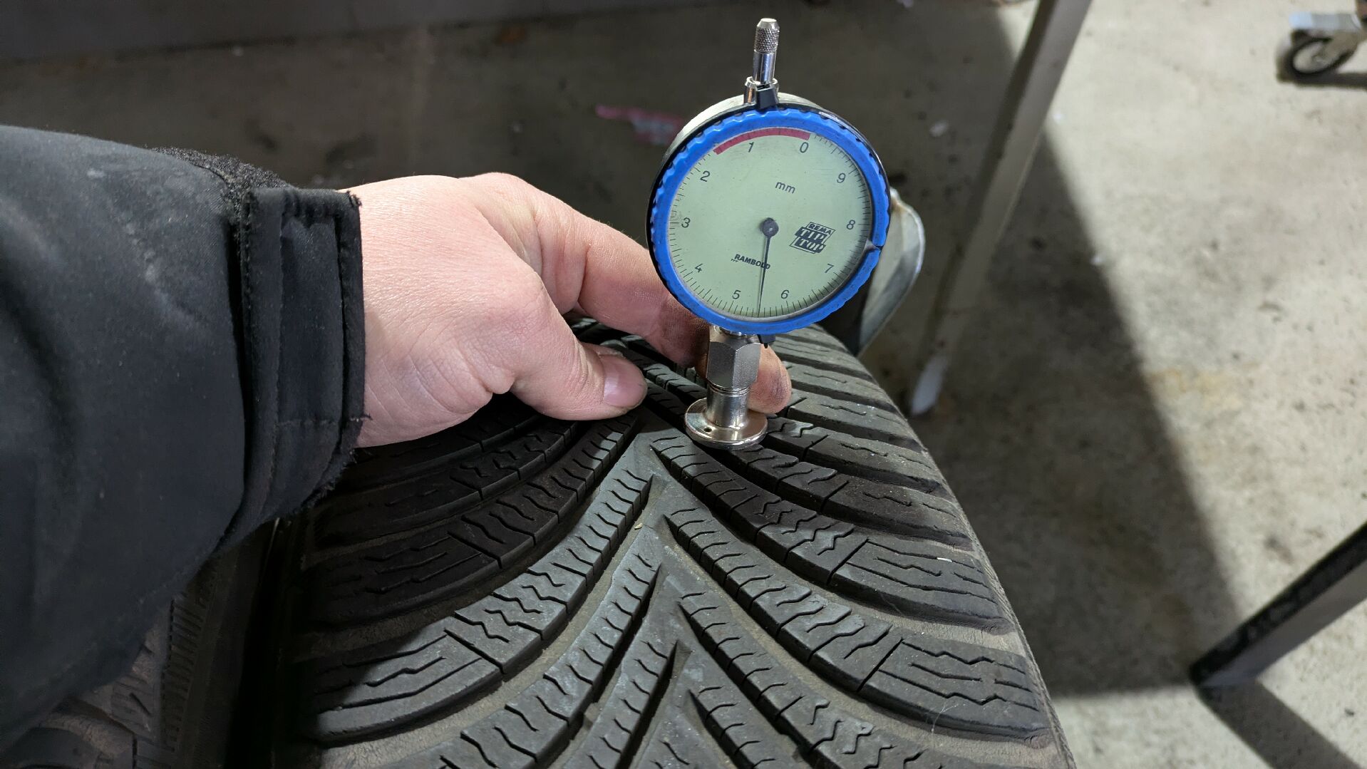Satz Stahlfelgen mit Winterreifen