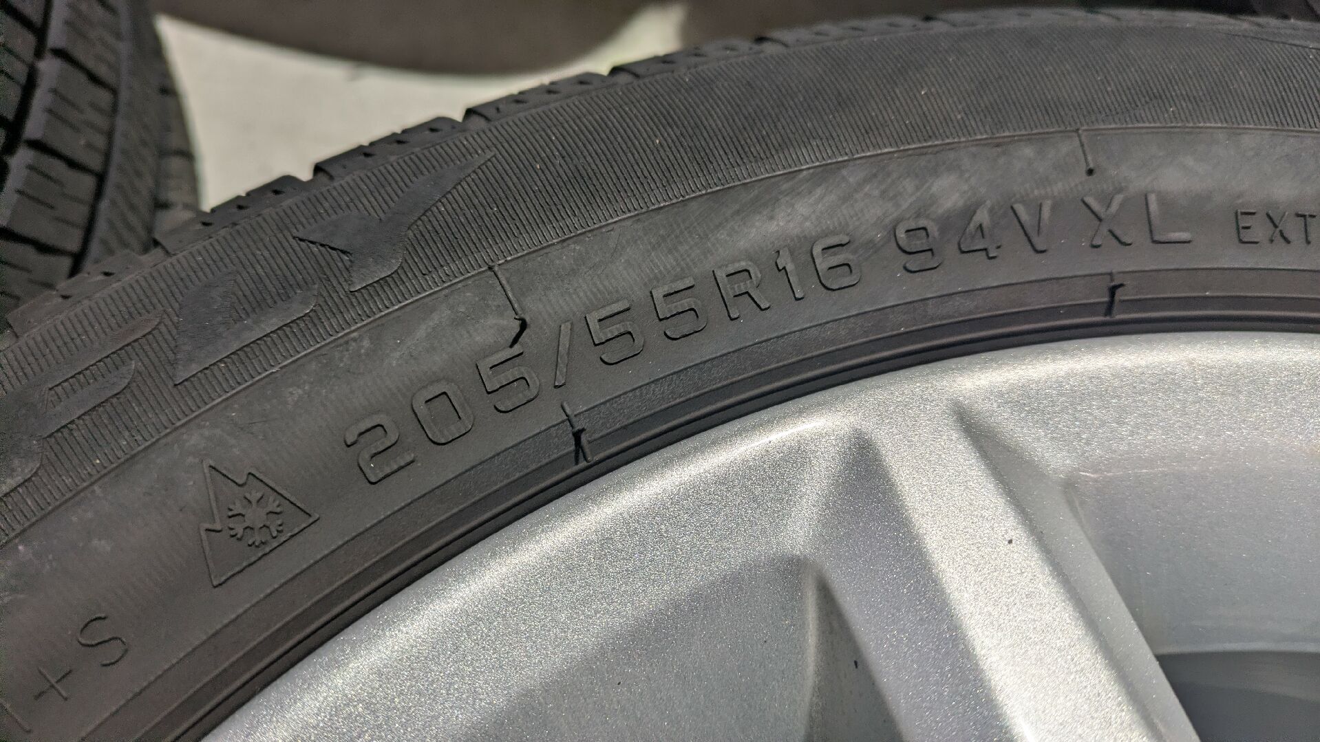 Satz Alufelgen mit Ganzjahresreifen